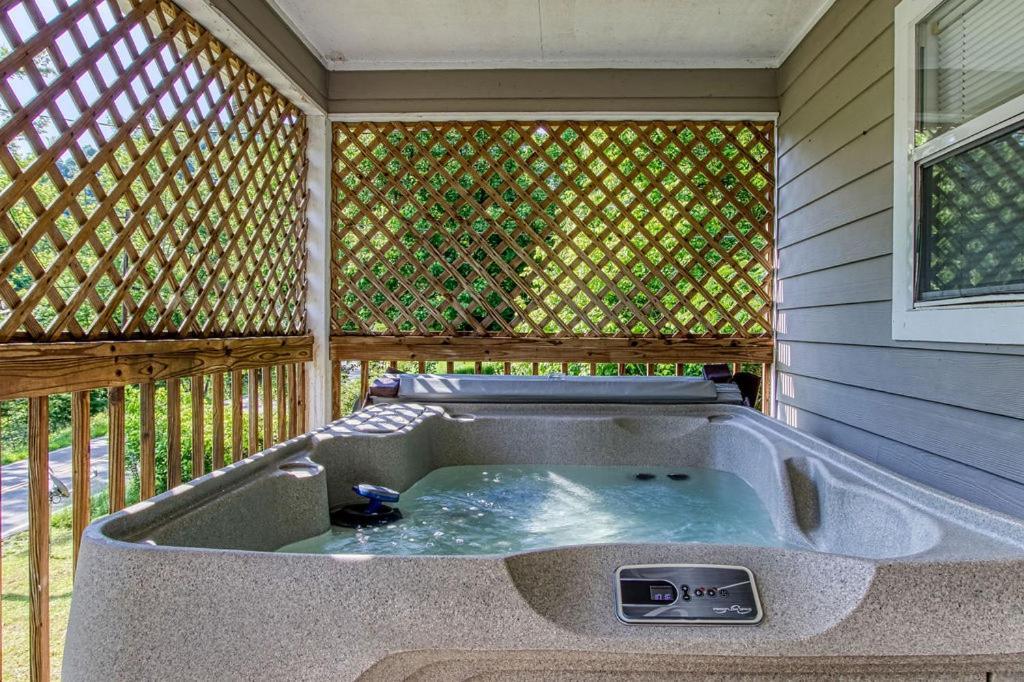 River Song, Near River, Hot Tub, Foosball, Wifi 1089 Free Tickets Each Paid Day, Dollywood And More Sevierville Exterior photo