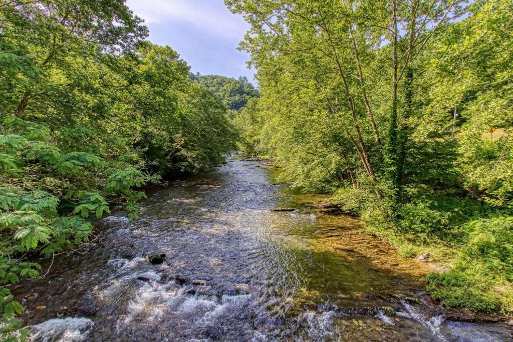 River Song, Near River, Hot Tub, Foosball, Wifi 1089 Free Tickets Each Paid Day, Dollywood And More Sevierville Exterior photo