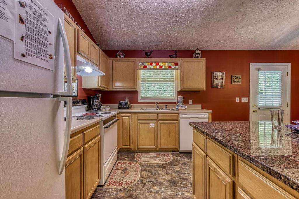 River Song, Near River, Hot Tub, Foosball, Wifi 1089 Free Tickets Each Paid Day, Dollywood And More Sevierville Exterior photo