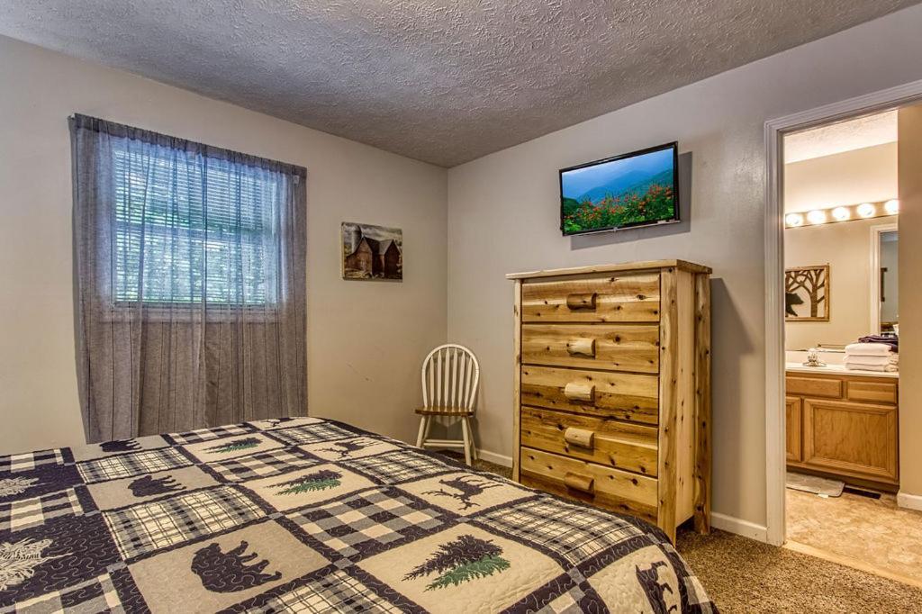 River Song, Near River, Hot Tub, Foosball, Wifi 1089 Free Tickets Each Paid Day, Dollywood And More Sevierville Exterior photo