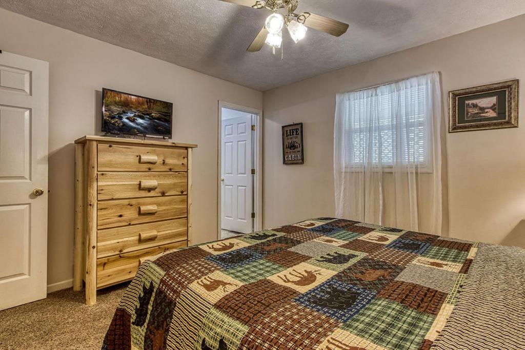 River Song, Near River, Hot Tub, Foosball, Wifi 1089 Free Tickets Each Paid Day, Dollywood And More Sevierville Exterior photo