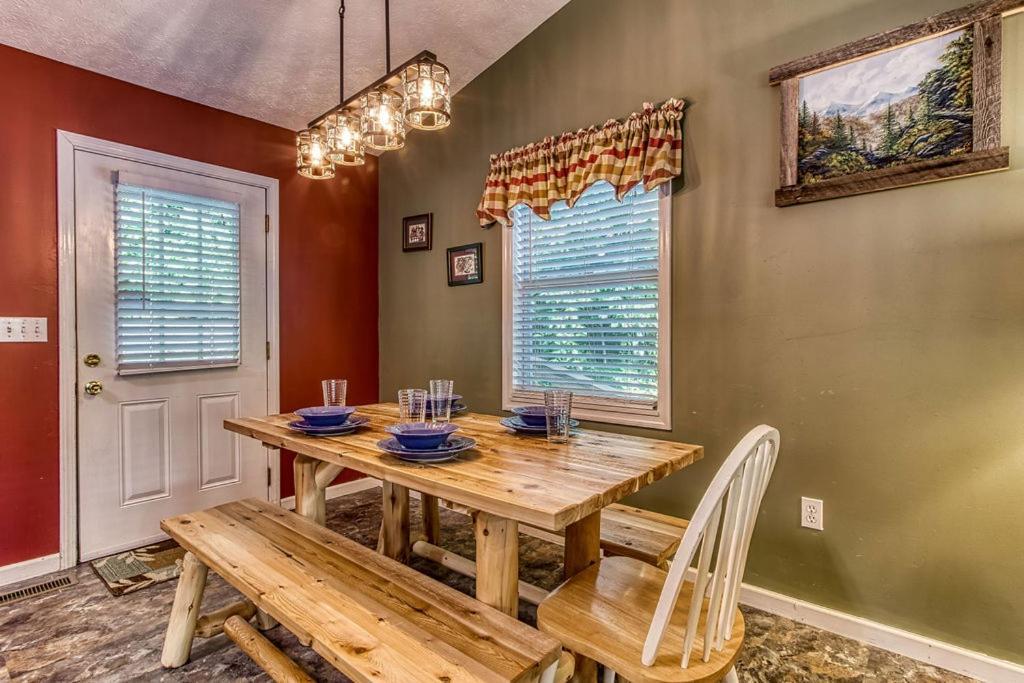 River Song, Near River, Hot Tub, Foosball, Wifi 1089 Free Tickets Each Paid Day, Dollywood And More Sevierville Exterior photo