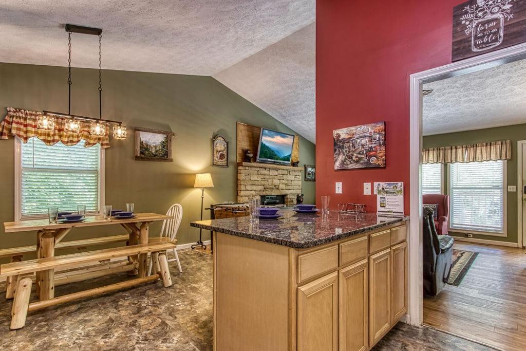 River Song, Near River, Hot Tub, Foosball, Wifi 1089 Free Tickets Each Paid Day, Dollywood And More Sevierville Exterior photo